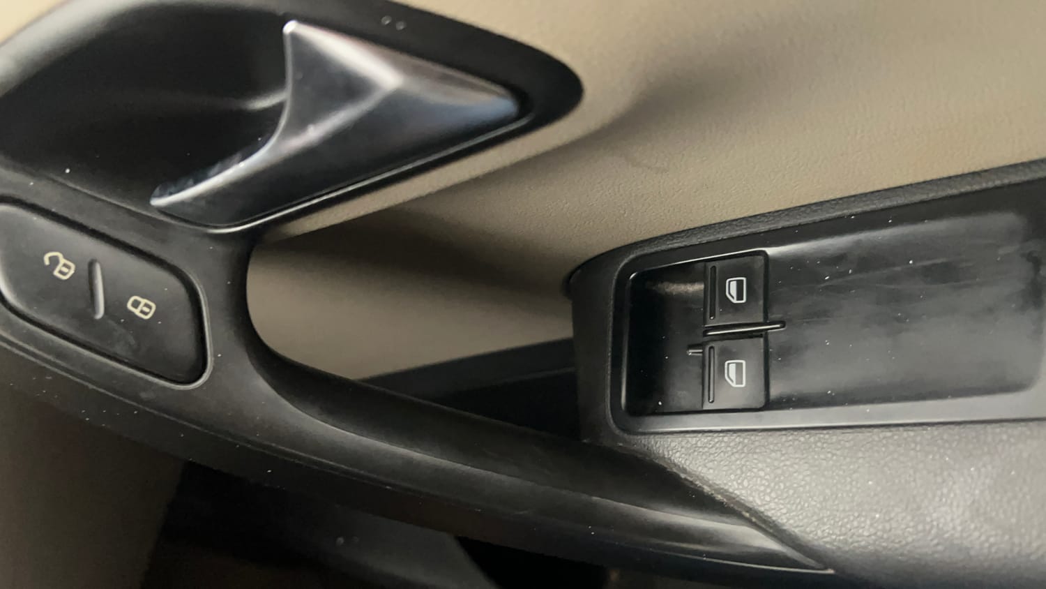 Used 2013 Volkswagen Polo Trendline 1.2L (P) Petrol Manual top_features Power windows