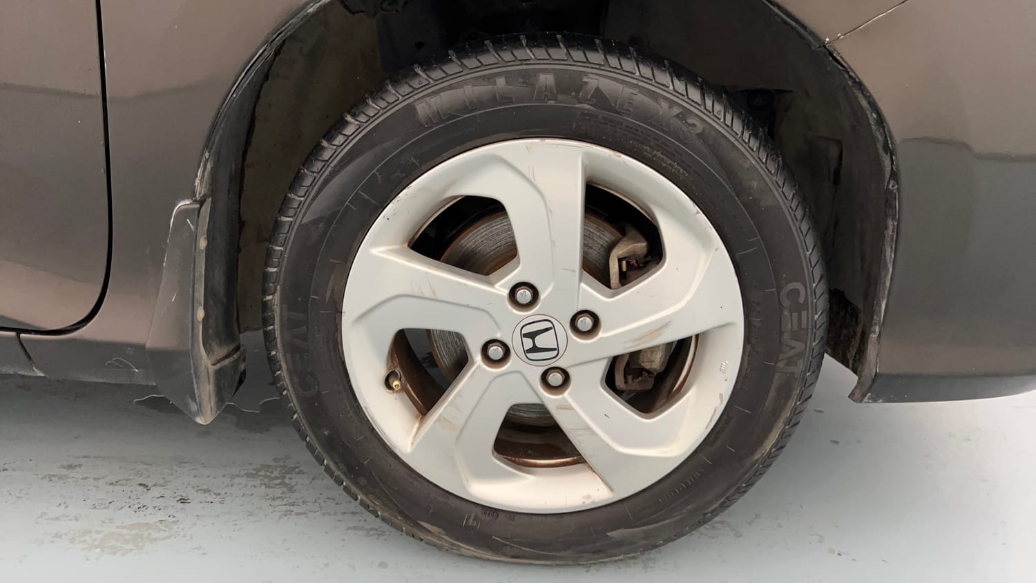 Used 2014 Honda City V Petrol Manual tyres RIGHT FRONT TYRE RIM VIEW