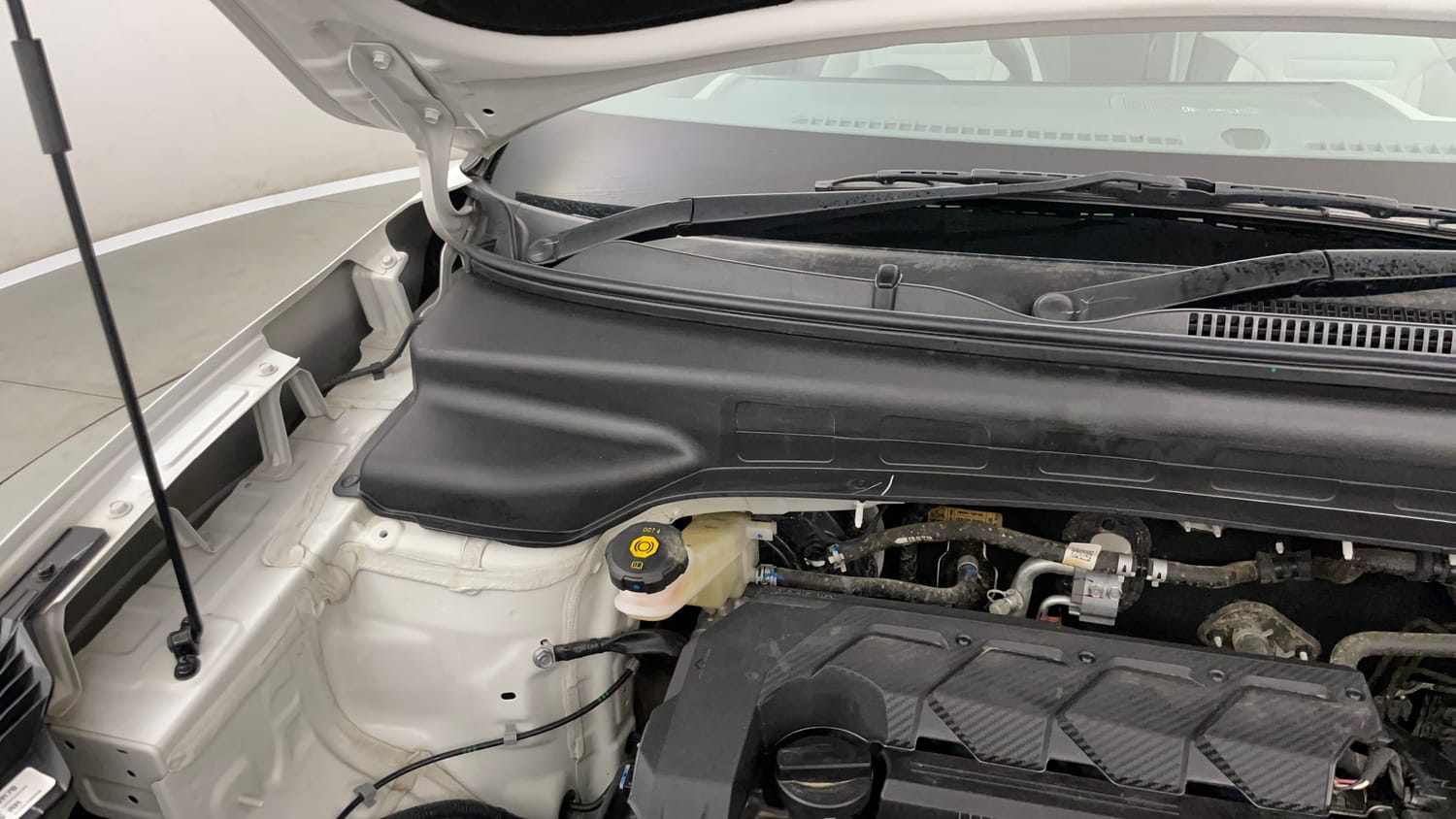 Used 2025 Hyundai Creta 1.5 MPi Petrol MT SX(O) Petrol Manual engine ENGINE RIGHT SIDE HINGE & APRON VIEW