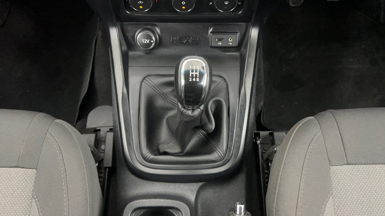 Used 2018 Tata Hexa XE 4x2 7 STR Diesel Manual interior GEAR  KNOB VIEW