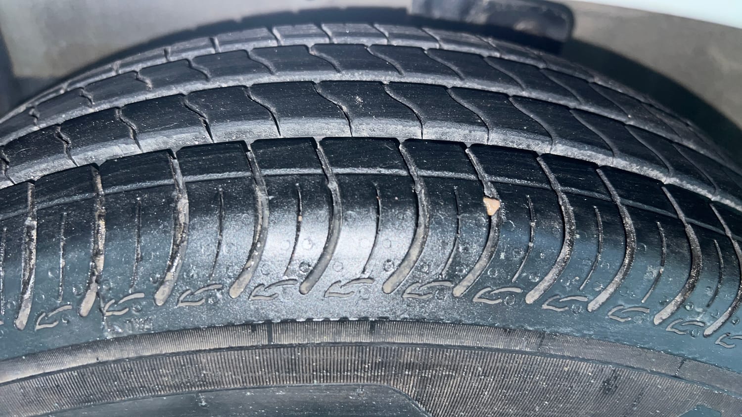 Used 2014 Maruti Suzuki Celerio VXi AMT Petrol Automatic tyres LEFT FRONT TYRE TREAD VIEW