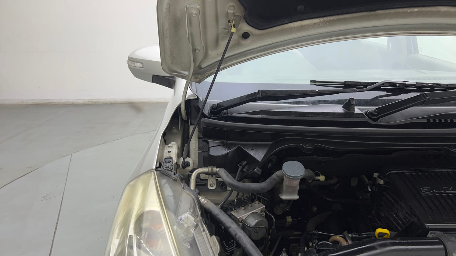 Used 2018 Maruti Suzuki Ertiga ZXI+ Petrol Manual engine ENGINE RIGHT SIDE HINGE & APRON VIEW
