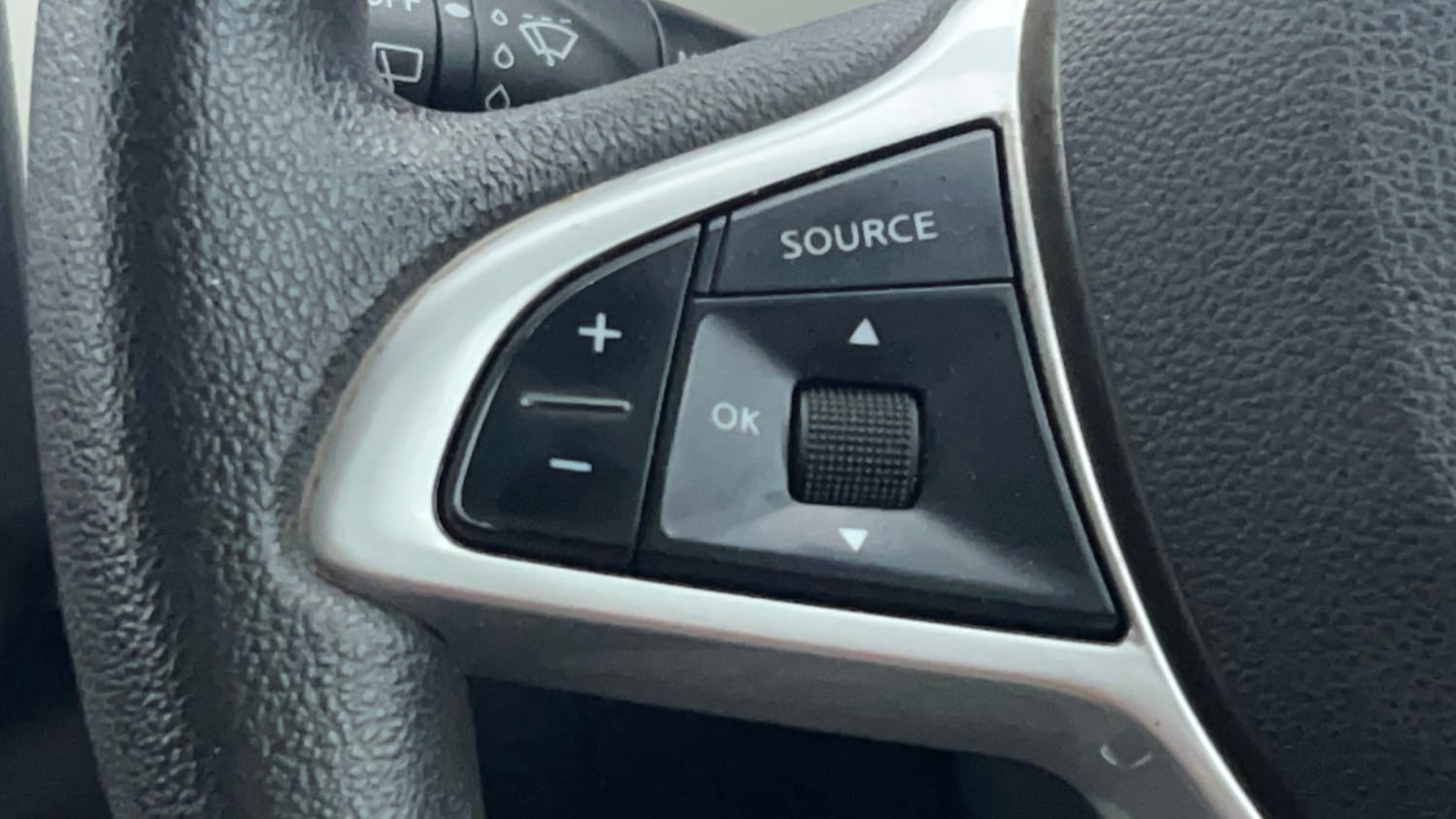 Used 2021 Nissan Magnite XL Petrol Manual top_features Steering mounted controls