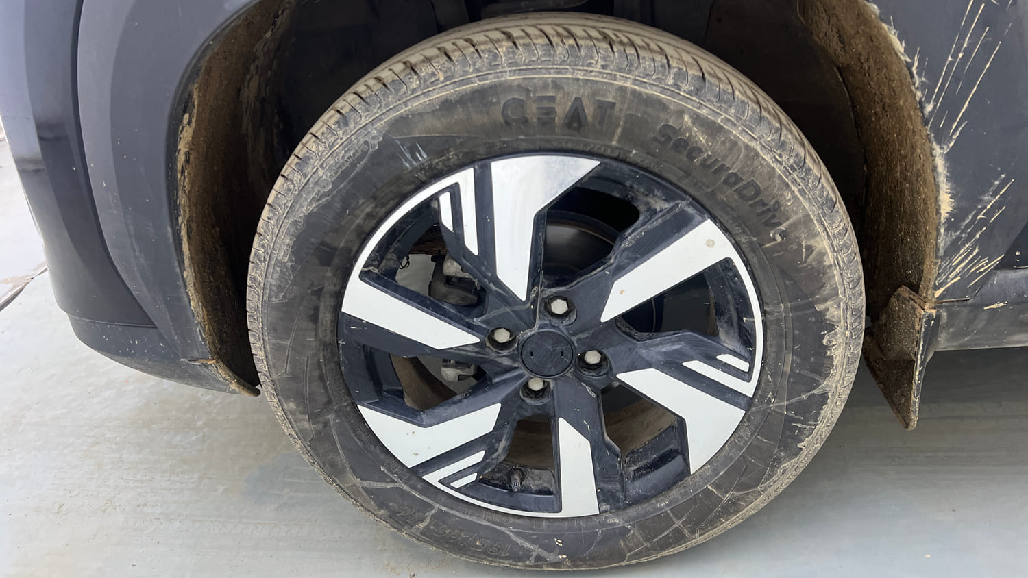 Used 2025 Nissan Magnite Tekna Plus HRAO 1.0 Turbo Petrol MT Petrol Manual tyres LEFT FRONT TYRE RIM VIEW