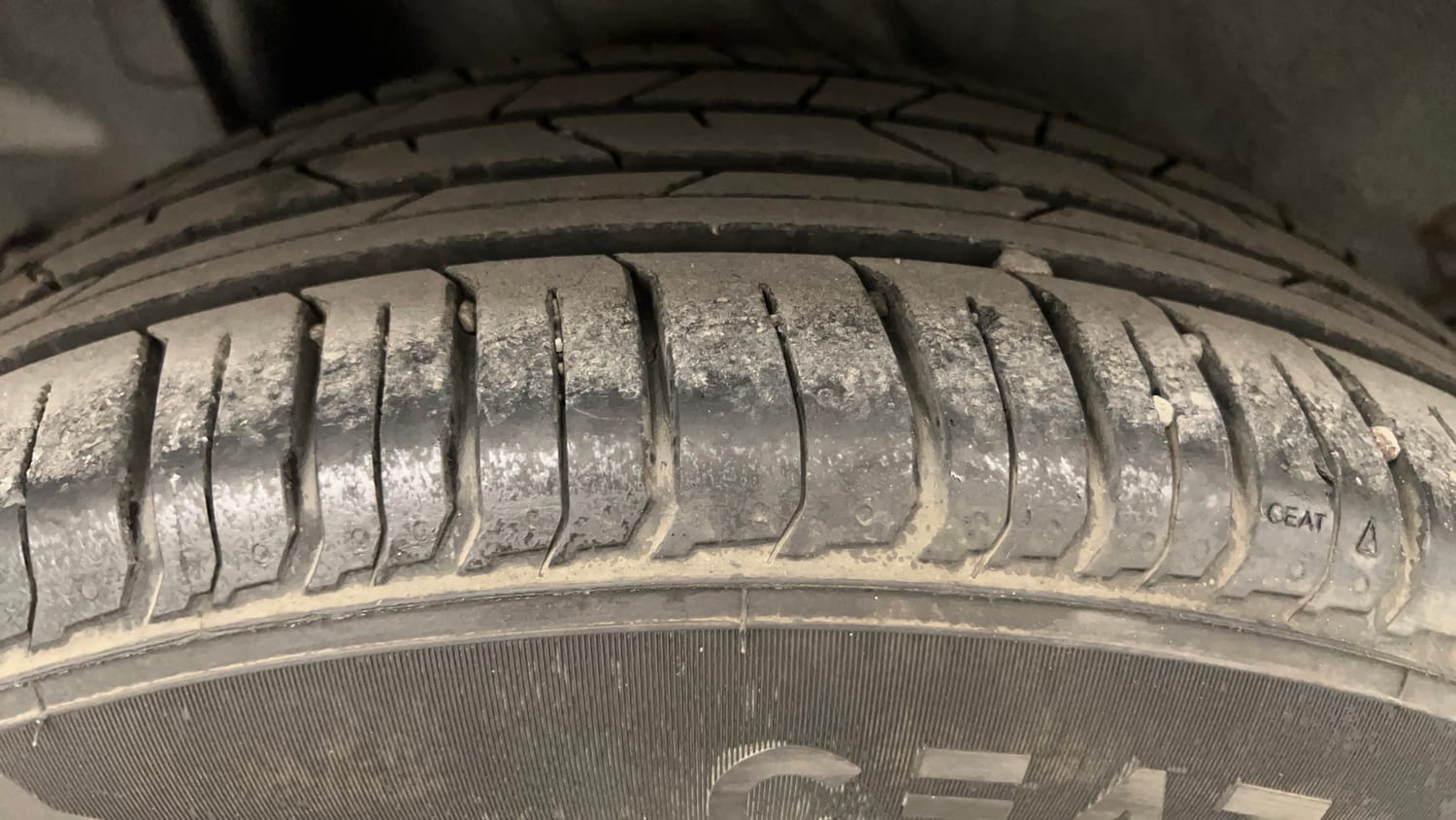 Used 2023 Hyundai Venue SX (O) 1.0 Turbo DCT Petrol Automatic tyres RIGHT REAR TYRE TREAD VIEW
