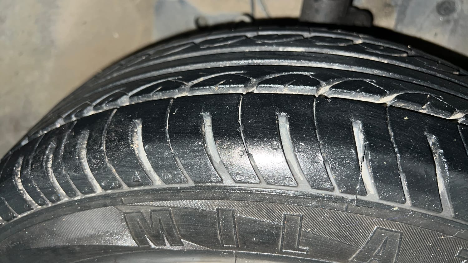 Used 2014 Honda City V Petrol Manual tyres RIGHT FRONT TYRE TREAD VIEW