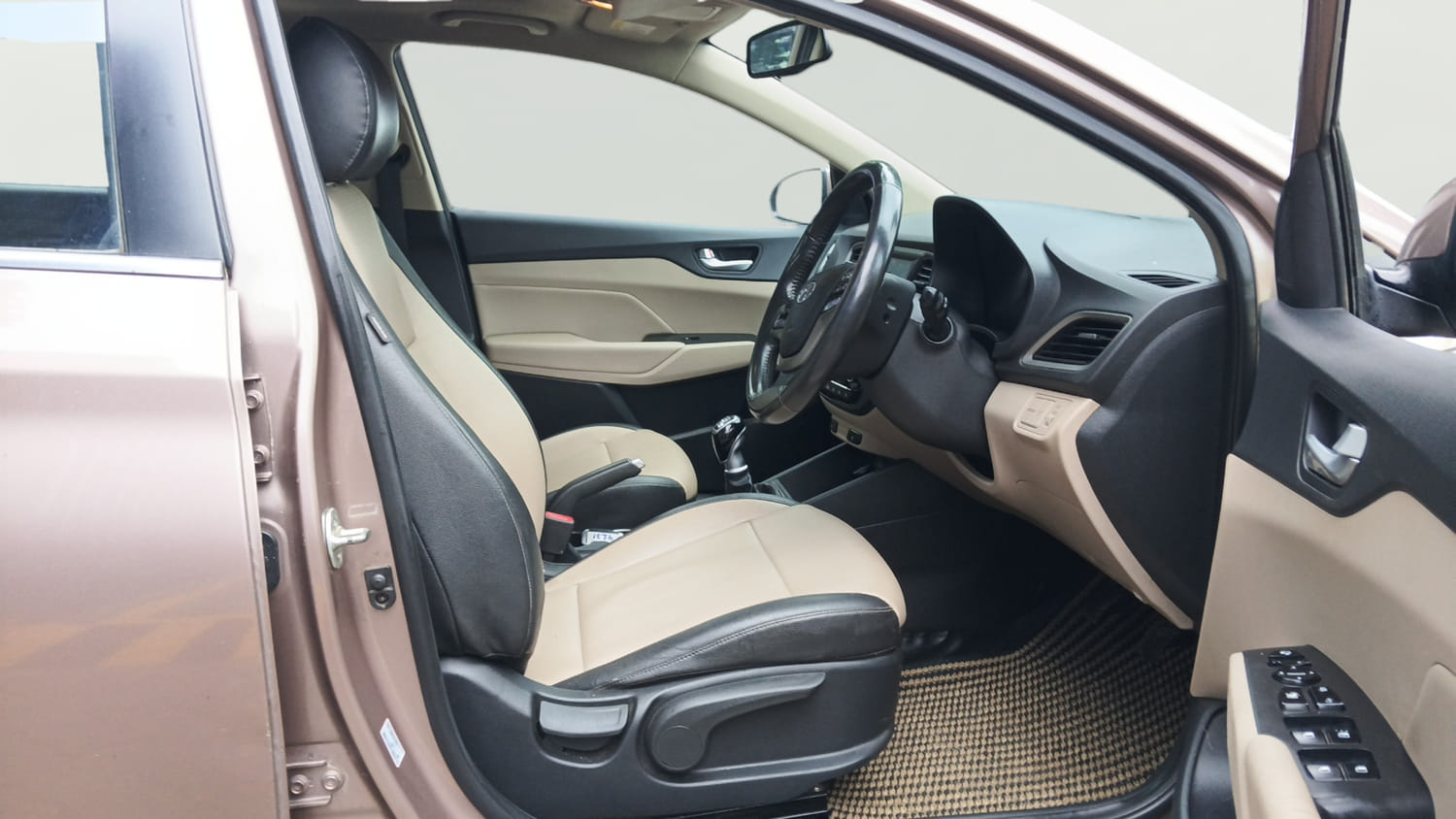 Used 2018 Hyundai Verna SX (O)1.6 VTVT Petrol Manual interior RIGHT SIDE FRONT DOOR CABIN VIEW