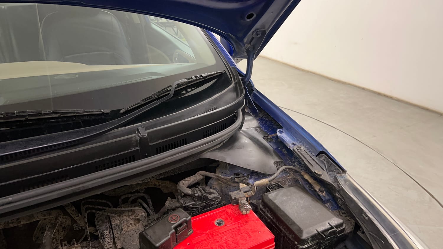 Used 2015 Hyundai Elite i20 Asta 1.2 Petrol Manual engine ENGINE LEFT SIDE HINGE & APRON VIEW
