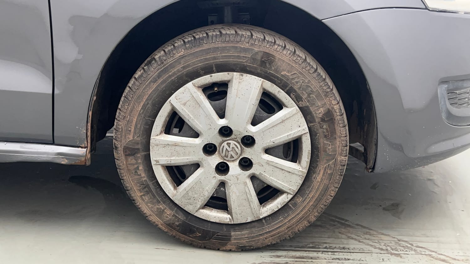 Used 2013 Volkswagen Polo Trendline 1.2L (P) Petrol Manual tyres RIGHT FRONT TYRE RIM VIEW