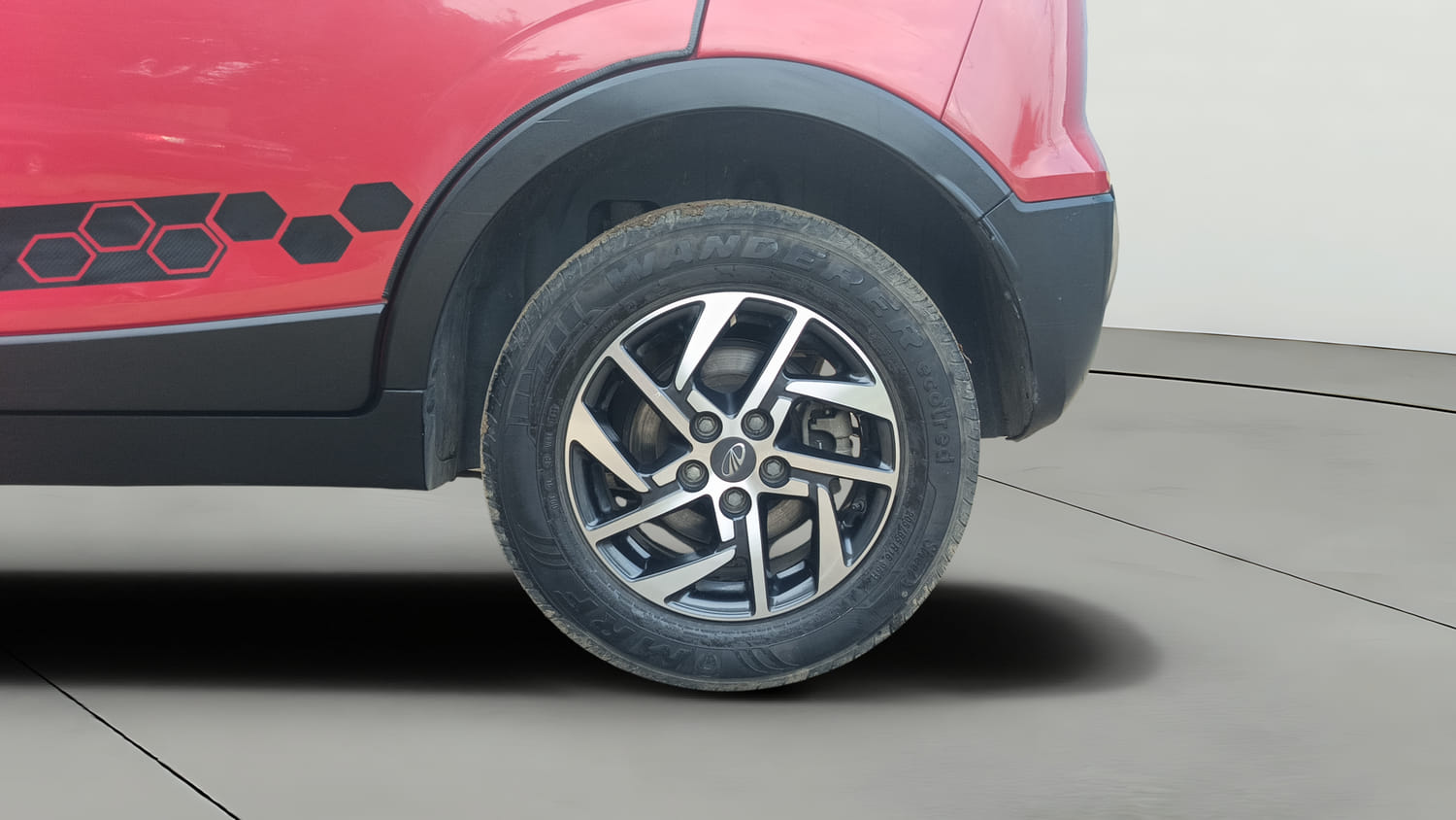 Used 2022 Mahindra XUV 300 W8 (O) 1.5 Diesel AMT Diesel Automatic tyres LEFT REAR TYRE RIM VIEW