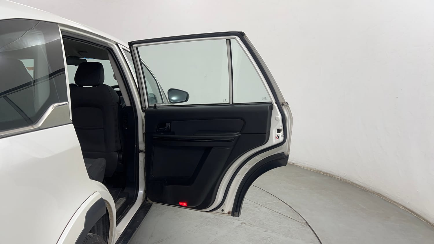 Used 2018 Tata Hexa XE 4x2 7 STR Diesel Manual interior RIGHT REAR DOOR OPEN VIEW