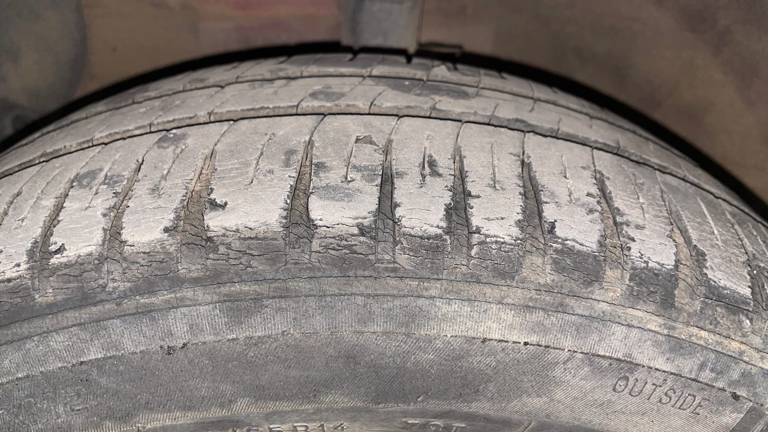 Used 2014 Hyundai Grand i10 Asta AT 1.2 Kappa VTVT Petrol Automatic tyres LEFT FRONT TYRE TREAD VIEW