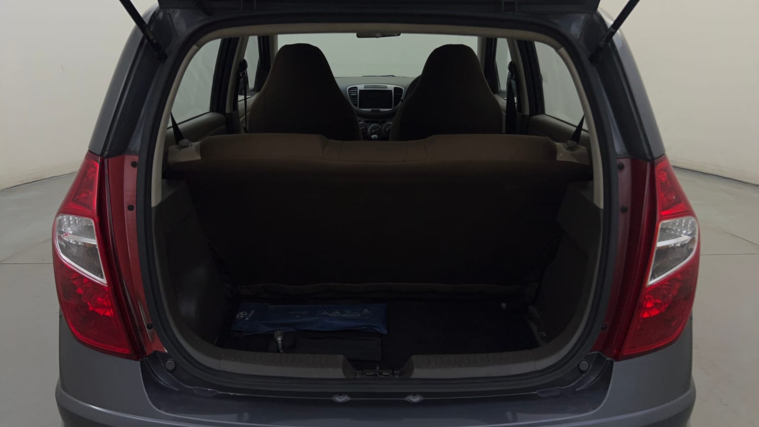 Used 2015 Hyundai i10 Magna 1.1 iRDE2 Petrol Manual interior DICKY INSIDE VIEW