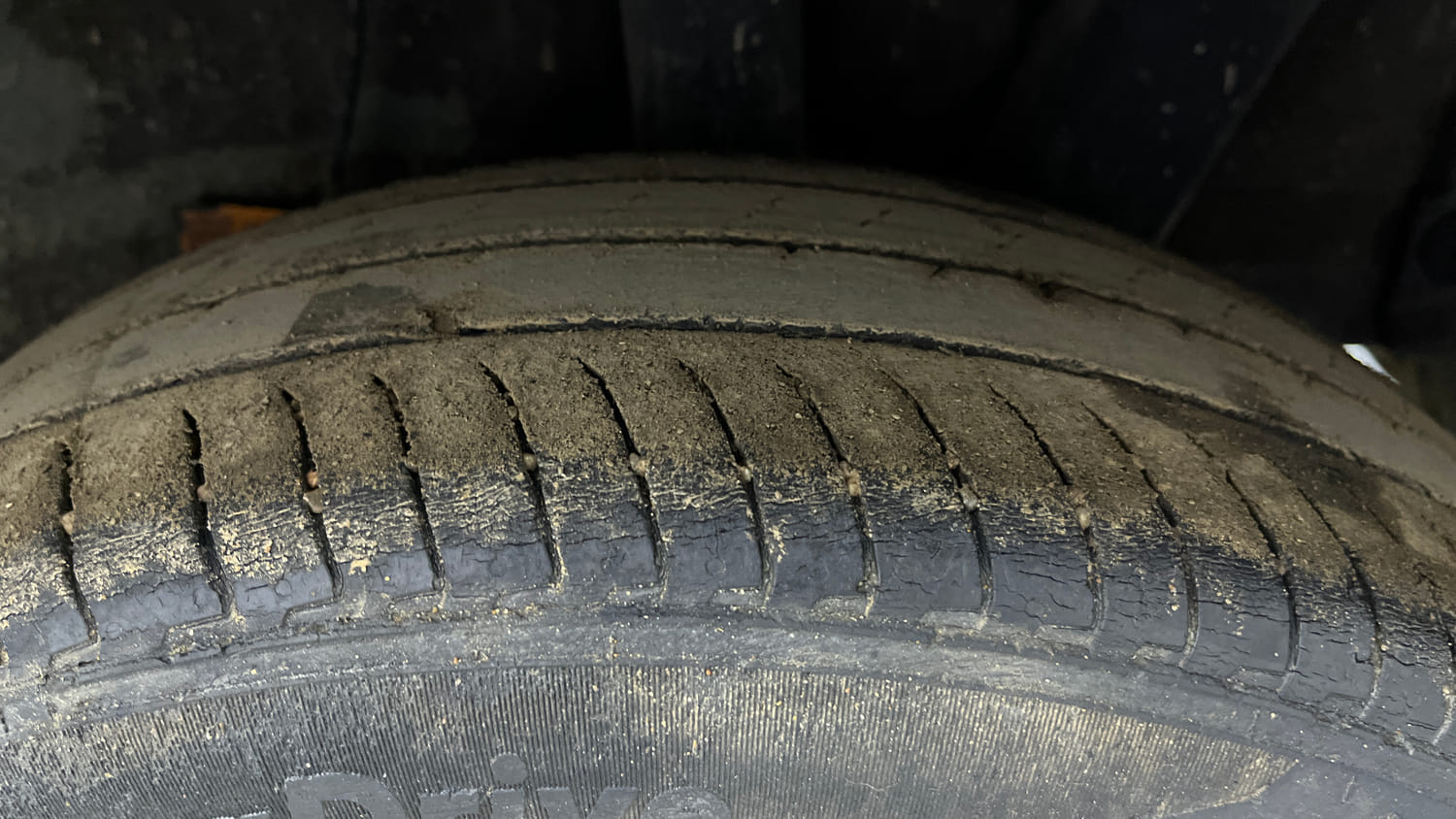 Used 2023 Hyundai Exter SX (O) Connect 1.2 AMT Dual Tone Petrol Automatic tyres LEFT REAR TYRE TREAD VIEW
