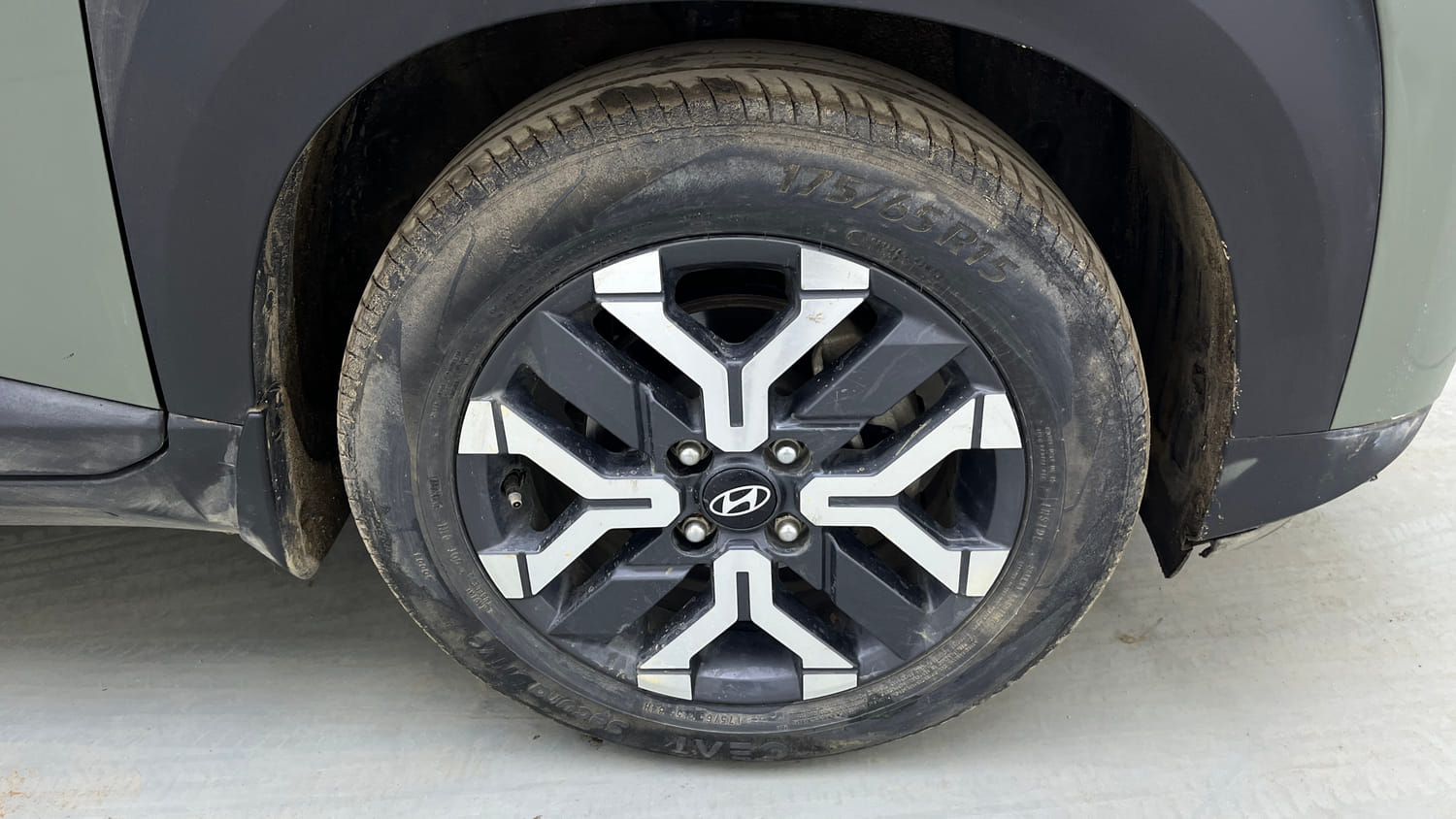 Used 2023 Hyundai Exter SX (O) Connect 1.2 AMT Dual Tone Petrol Automatic tyres RIGHT FRONT TYRE RIM VIEW