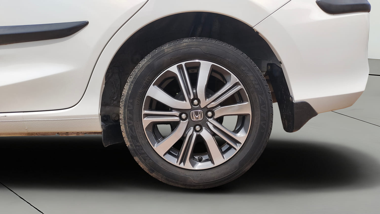 Used 2022 Honda Amaze VX CVT 1.2 Petrol Petrol Automatic tyres LEFT REAR TYRE RIM VIEW