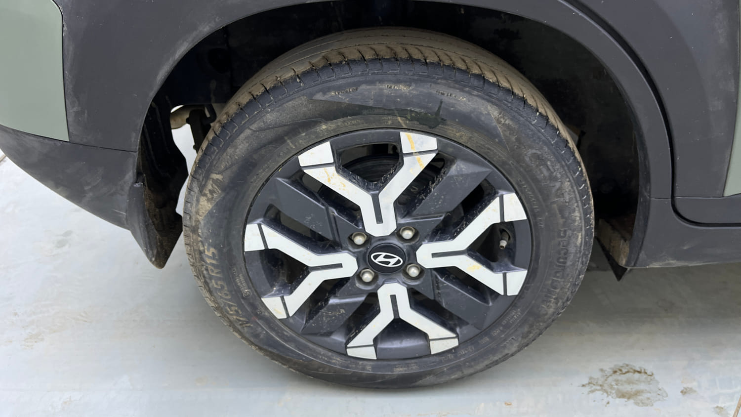 Used 2023 Hyundai Exter SX (O) Connect 1.2 AMT Dual Tone Petrol Automatic tyres RIGHT REAR TYRE RIM VIEW