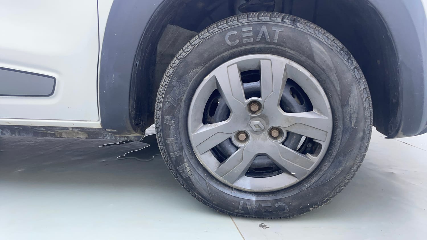 Used 2018 Renault Kwid 1.0 RXT AMT Opt Petrol Automatic tyres RIGHT FRONT TYRE RIM VIEW