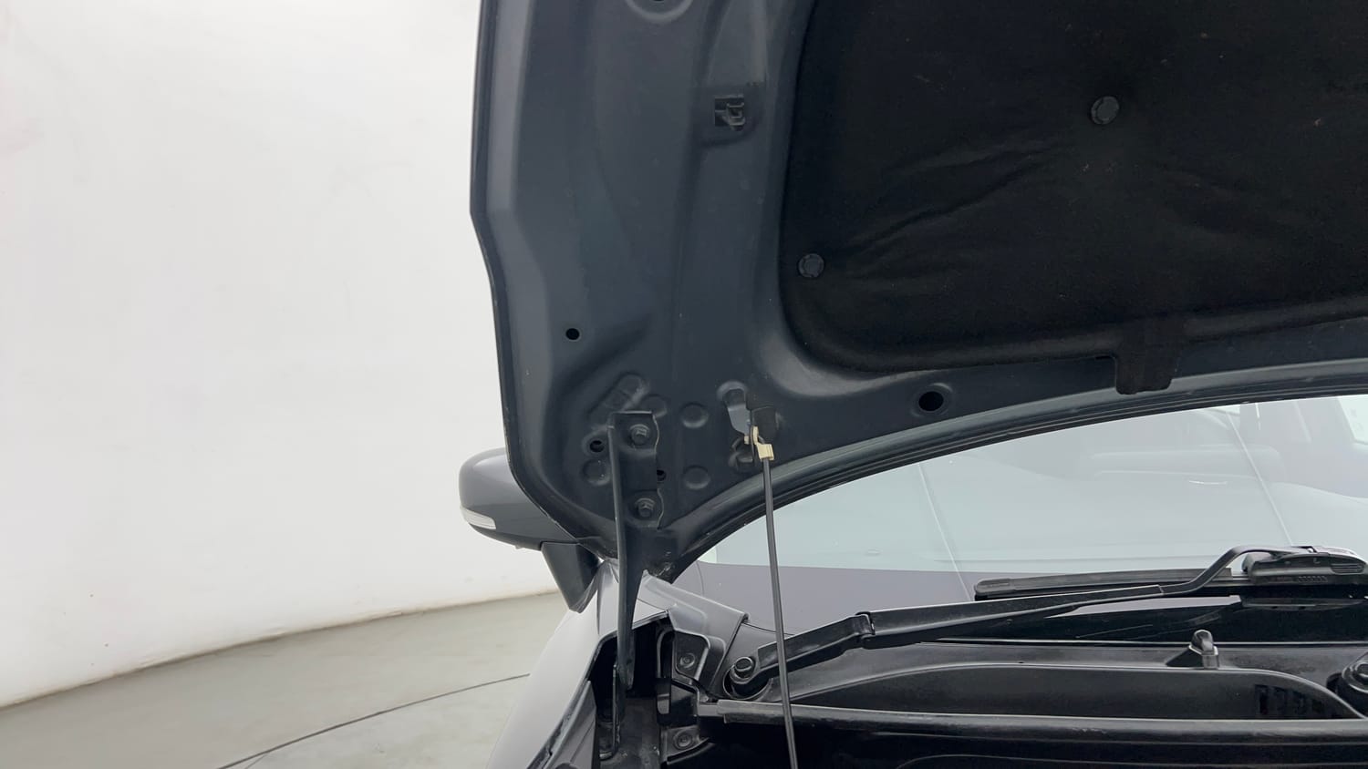Used 2022 Maruti Suzuki Baleno Zeta MT Petrol Manual engine ENGINE RIGHT SIDE HINGE & APRON VIEW