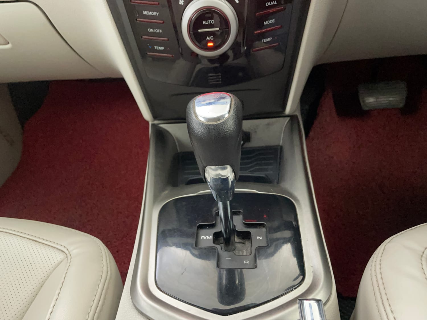 Used 2022 Mahindra XUV 300 W8 (O) 1.5 Diesel AMT Diesel Automatic interior GEAR  KNOB VIEW