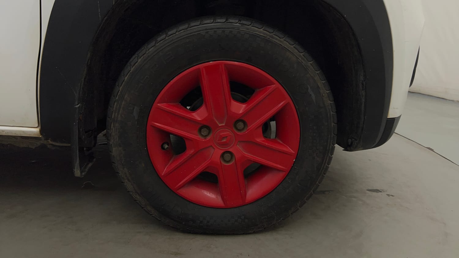 Used 2018 renault Kwid 1.0 RXL Anniversary Edition Petrol Manual tyres RIGHT FRONT TYRE RIM VIEW