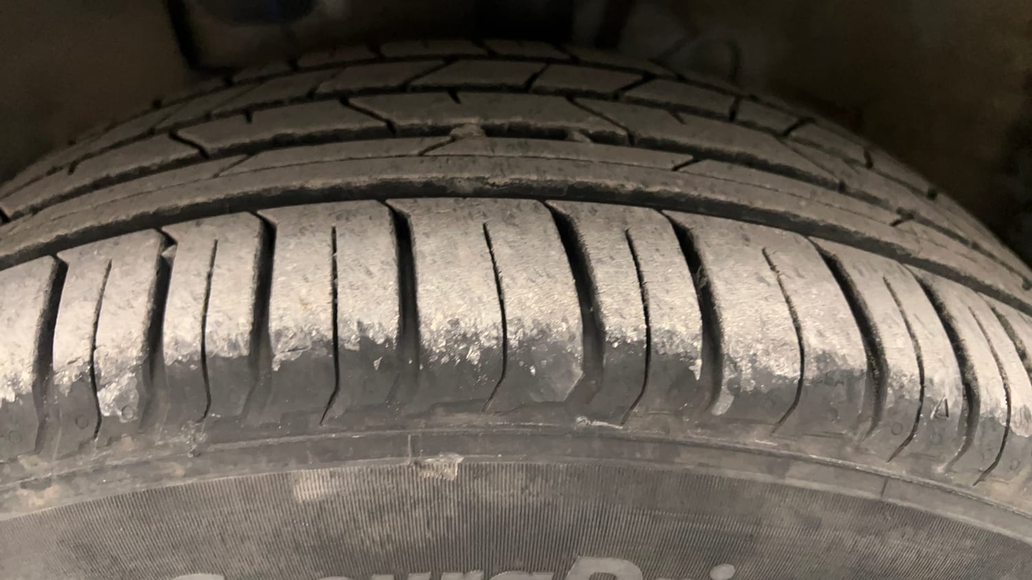 Used 2023 Hyundai Venue SX (O) 1.0 Turbo DCT Petrol Automatic tyres LEFT FRONT TYRE TREAD VIEW