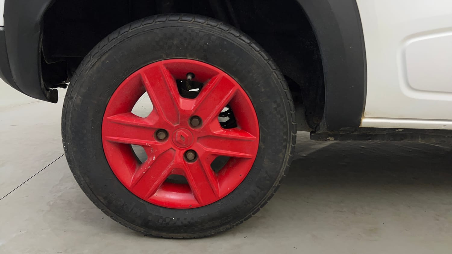 Used 2018 renault Kwid 1.0 RXL Anniversary Edition Petrol Manual tyres RIGHT REAR TYRE RIM VIEW