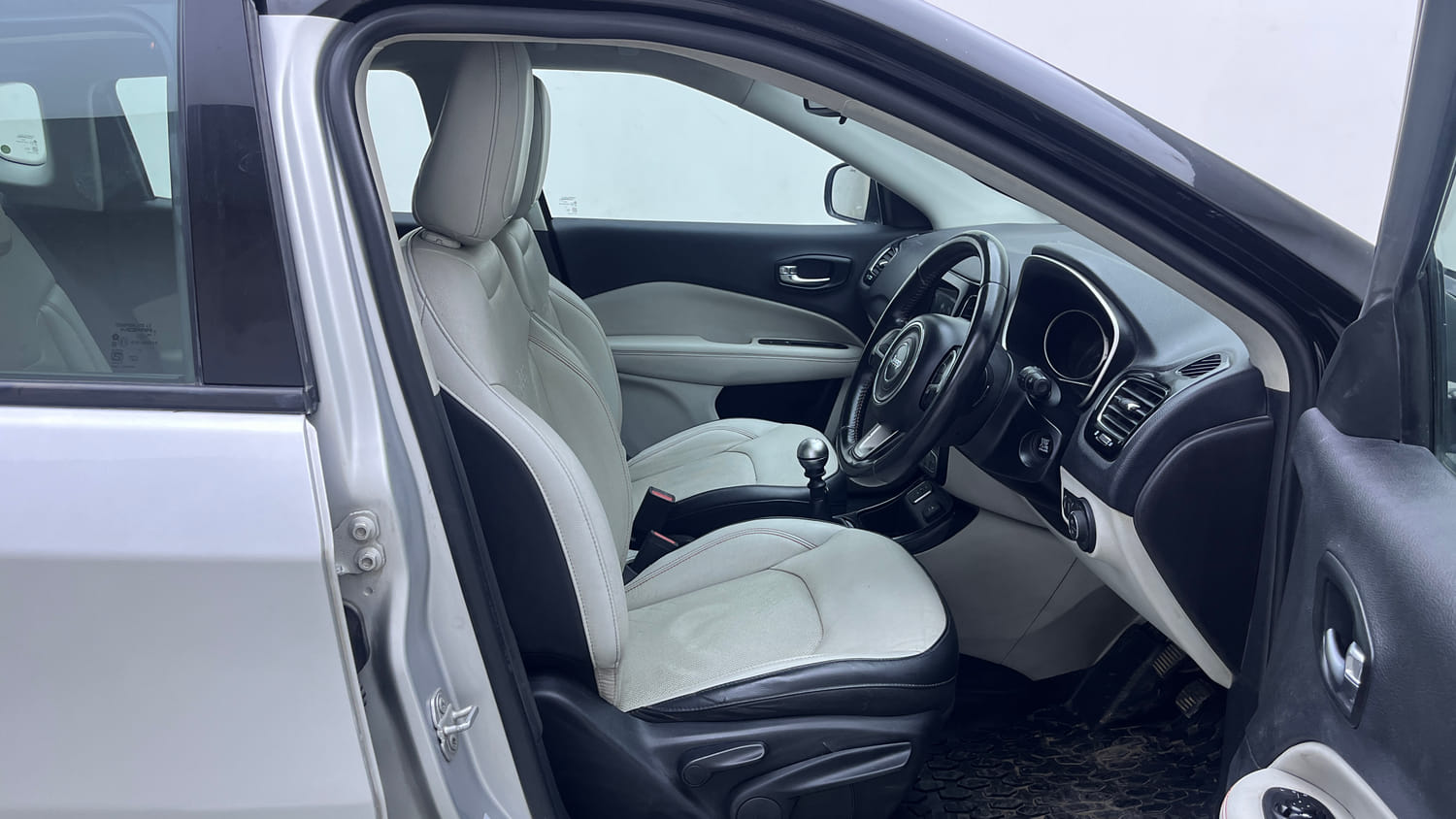 Used 2018 Jeep Compass Limited (O) 2.0 Diesel Diesel Manual interior RIGHT SIDE FRONT DOOR CABIN VIEW