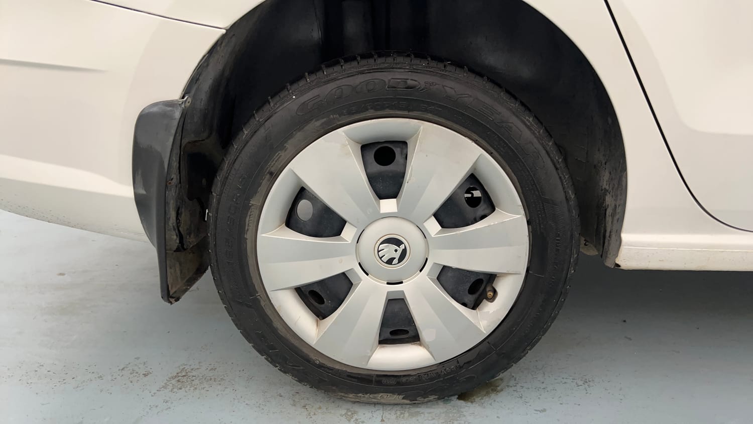 Used 2020 Skoda Rapid Active 1.0 TSI MT Petrol Manual tyres RIGHT REAR TYRE RIM VIEW