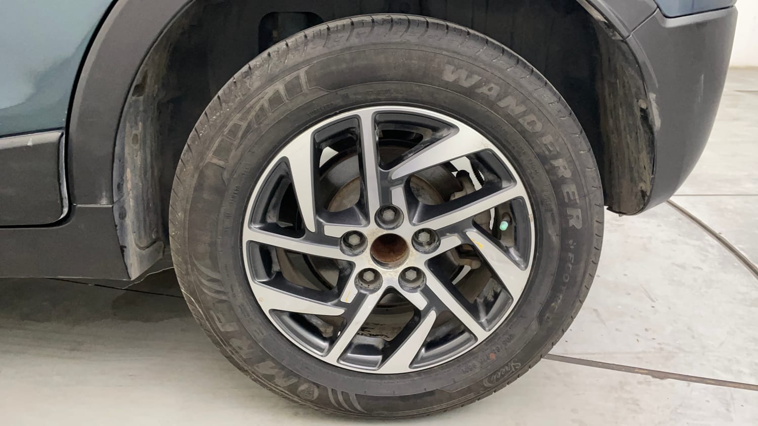 Used 2022 Mahindra XUV 300 W8 (O) 1.5 Diesel AMT Diesel Automatic tyres LEFT REAR TYRE RIM VIEW