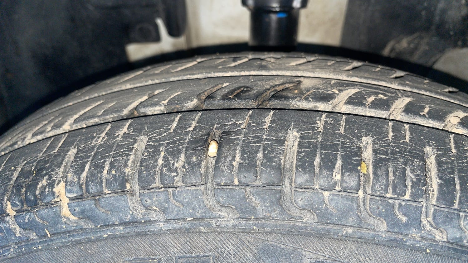Used 2018 Renault Kwid 1.0 RXT AMT Opt Petrol Automatic tyres LEFT FRONT TYRE TREAD VIEW