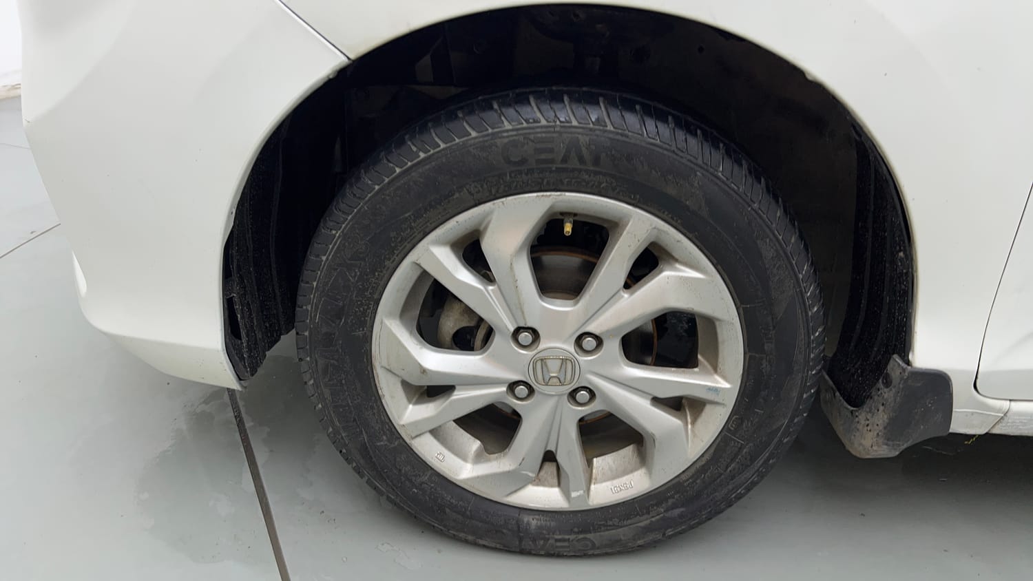 Used 2020 Honda Amaze 1.2 S CVT Petrol Petrol Automatic tyres LEFT FRONT TYRE RIM VIEW