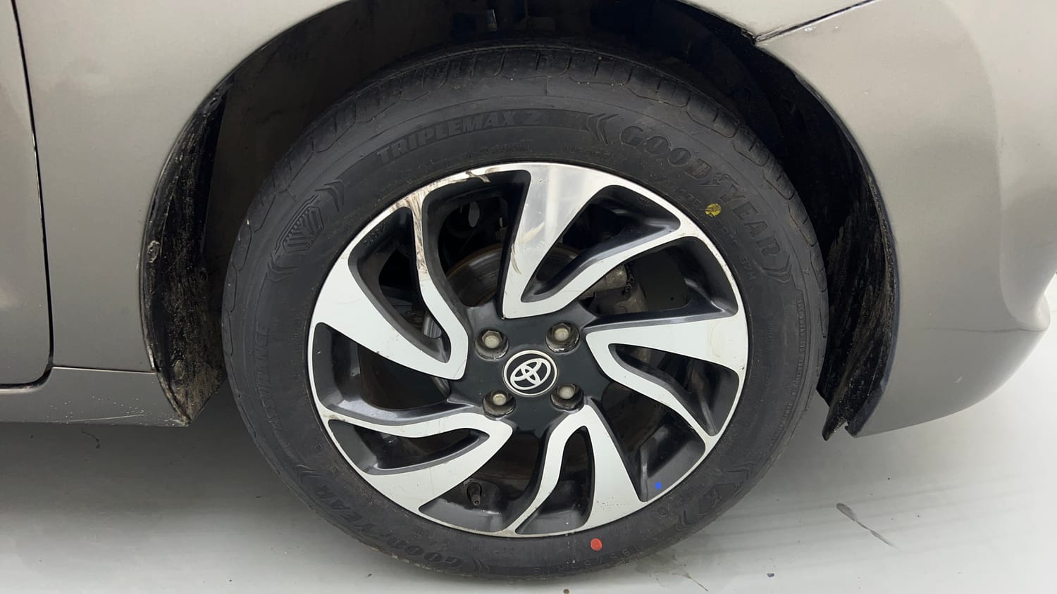 Used 2020 Toyota Glanza V CVT Petrol Automatic tyres RIGHT FRONT TYRE RIM VIEW