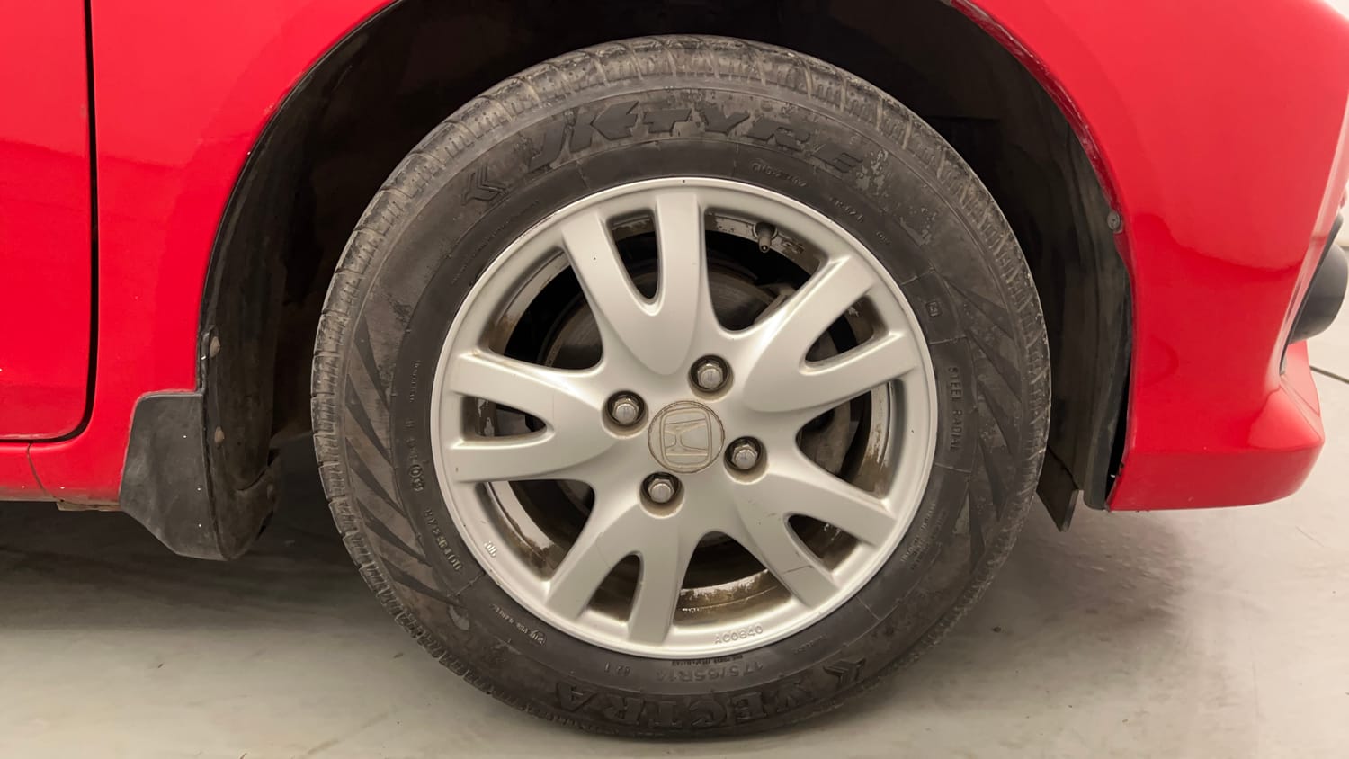 Used 2017 Honda Brio VX AT Petrol Automatic tyres RIGHT FRONT TYRE RIM VIEW