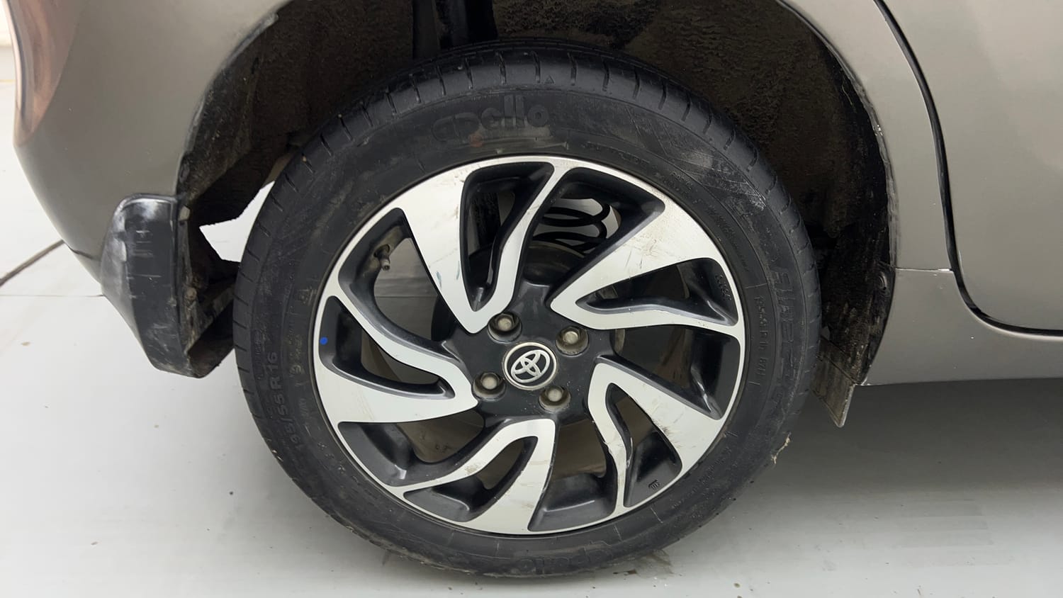 Used 2020 Toyota Glanza V CVT Petrol Automatic tyres RIGHT REAR TYRE RIM VIEW