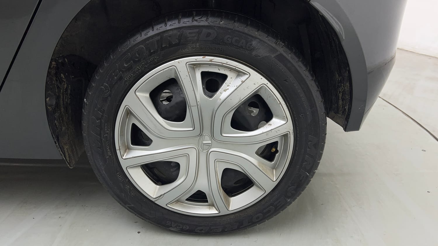 Used 2023 Tata Altroz XT 1.2 Cng(o/s fitted) Cng Manual tyres LEFT REAR TYRE RIM VIEW