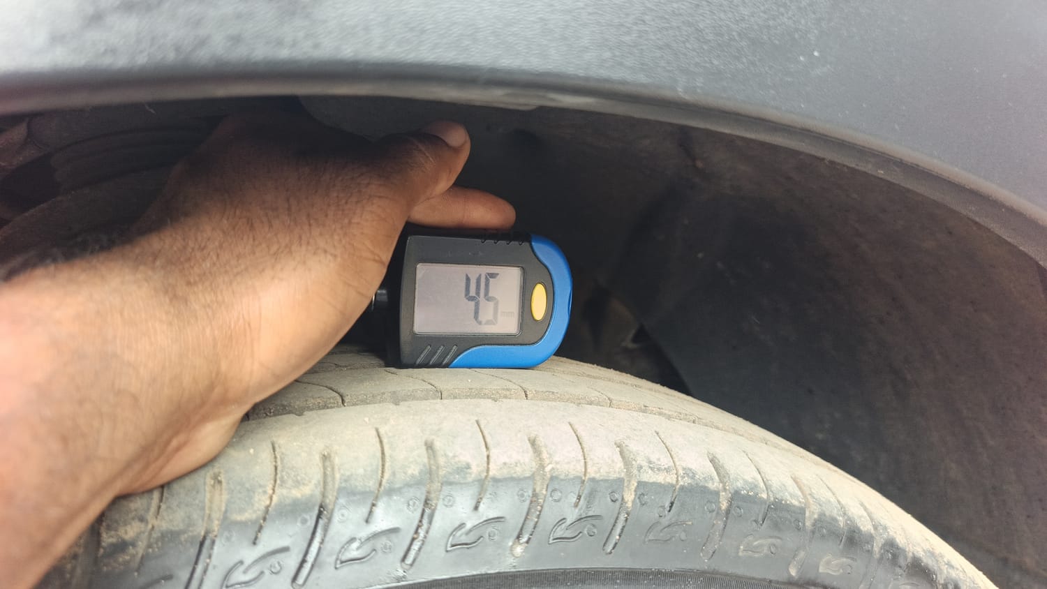 Used 2022 Mahindra XUV 300 W8 (O) 1.5 Diesel AMT Diesel Automatic tyres RIGHT FRONT TYRE TREAD VIEW