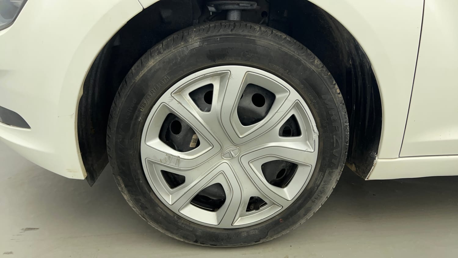 Used 2022 Tata Altroz XT Petrol Petrol Manual tyres LEFT FRONT TYRE RIM VIEW