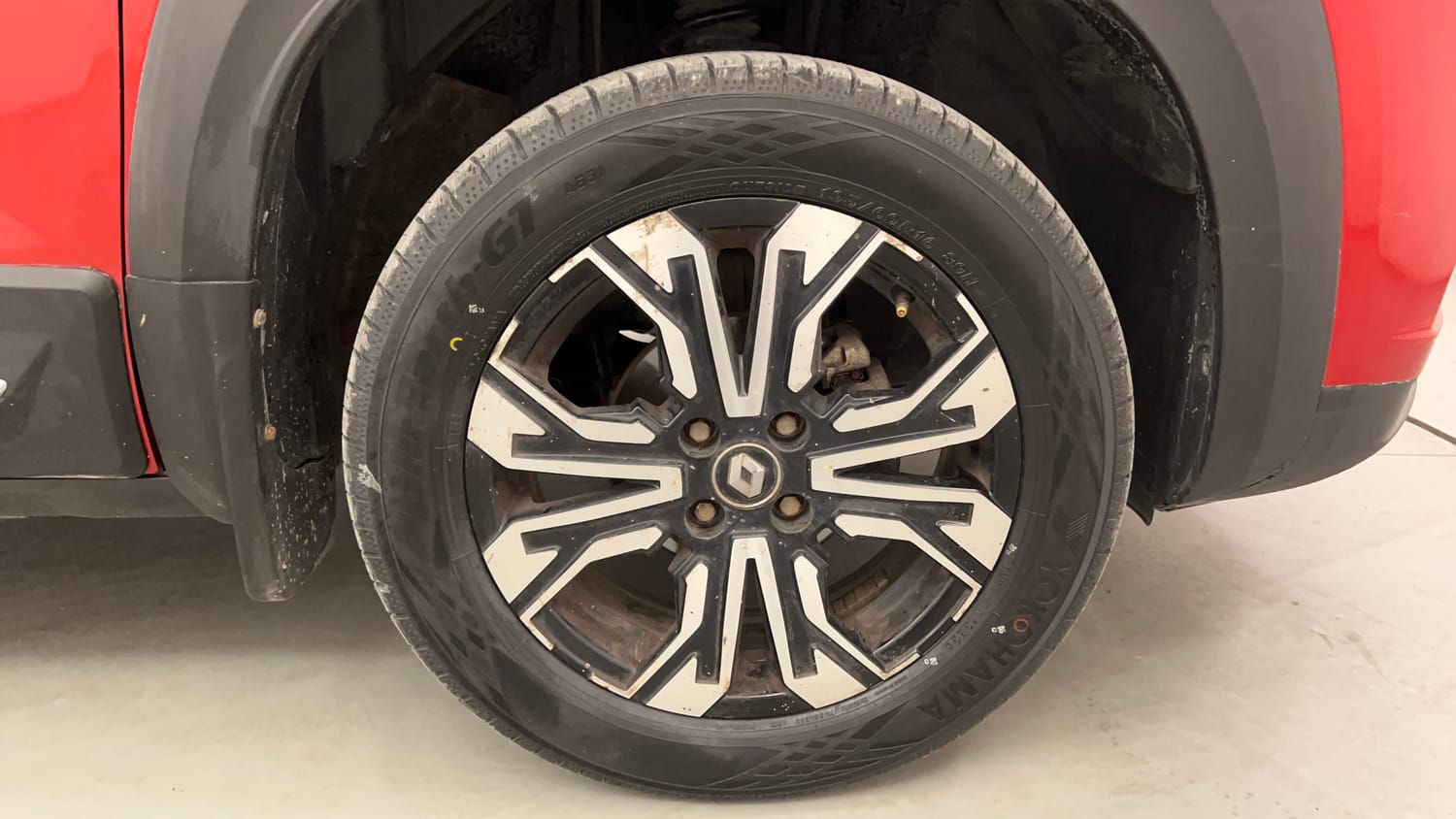 Used 2022 Renault Kiger RXT (O) MT Dual Tone Petrol Manual tyres RIGHT FRONT TYRE RIM VIEW