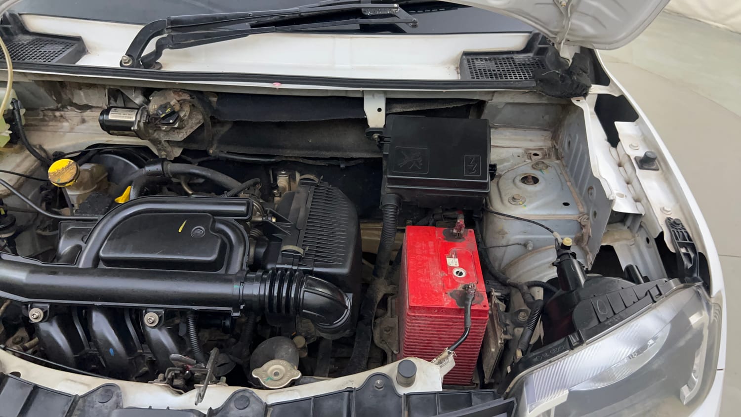 Used 2018 renault Kwid 1.0 RXL Anniversary Edition Petrol Manual engine ENGINE LEFT SIDE HINGE & APRON VIEW