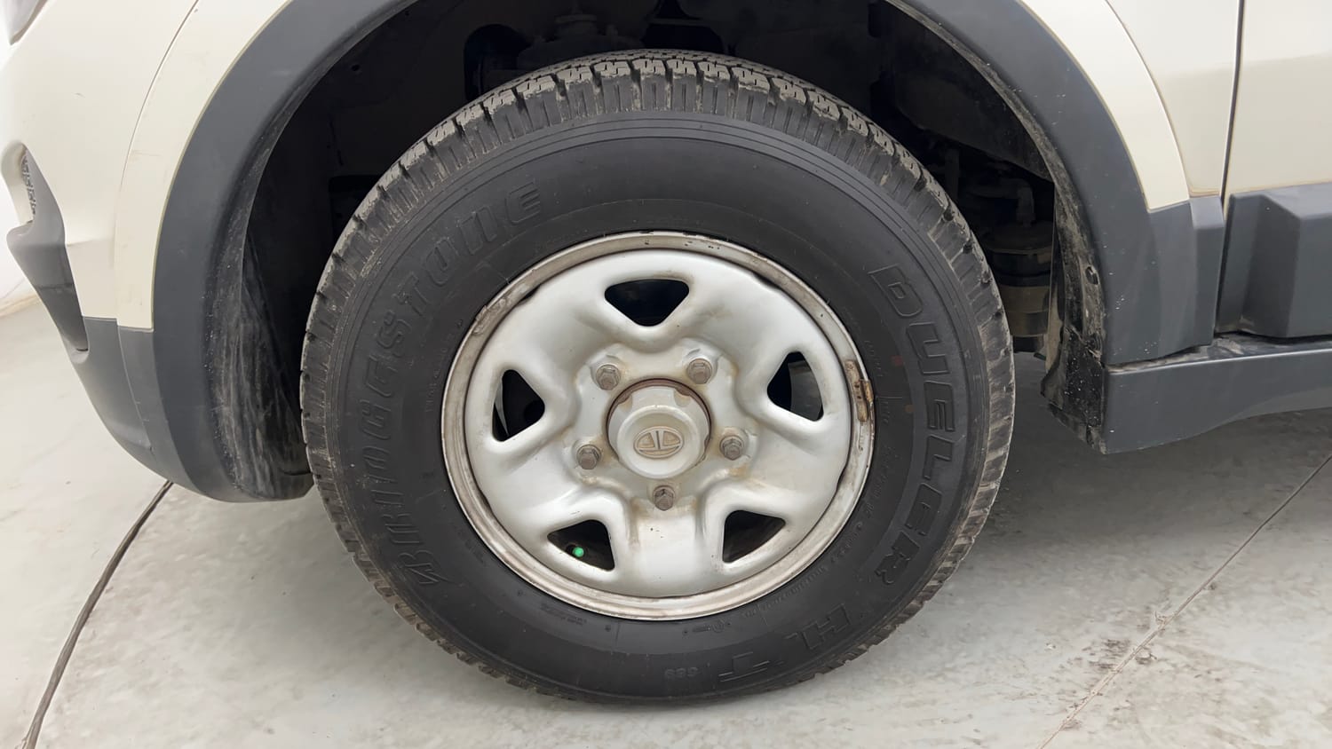 Used 2018 Tata Hexa XE 4x2 7 STR Diesel Manual tyres LEFT FRONT TYRE RIM VIEW