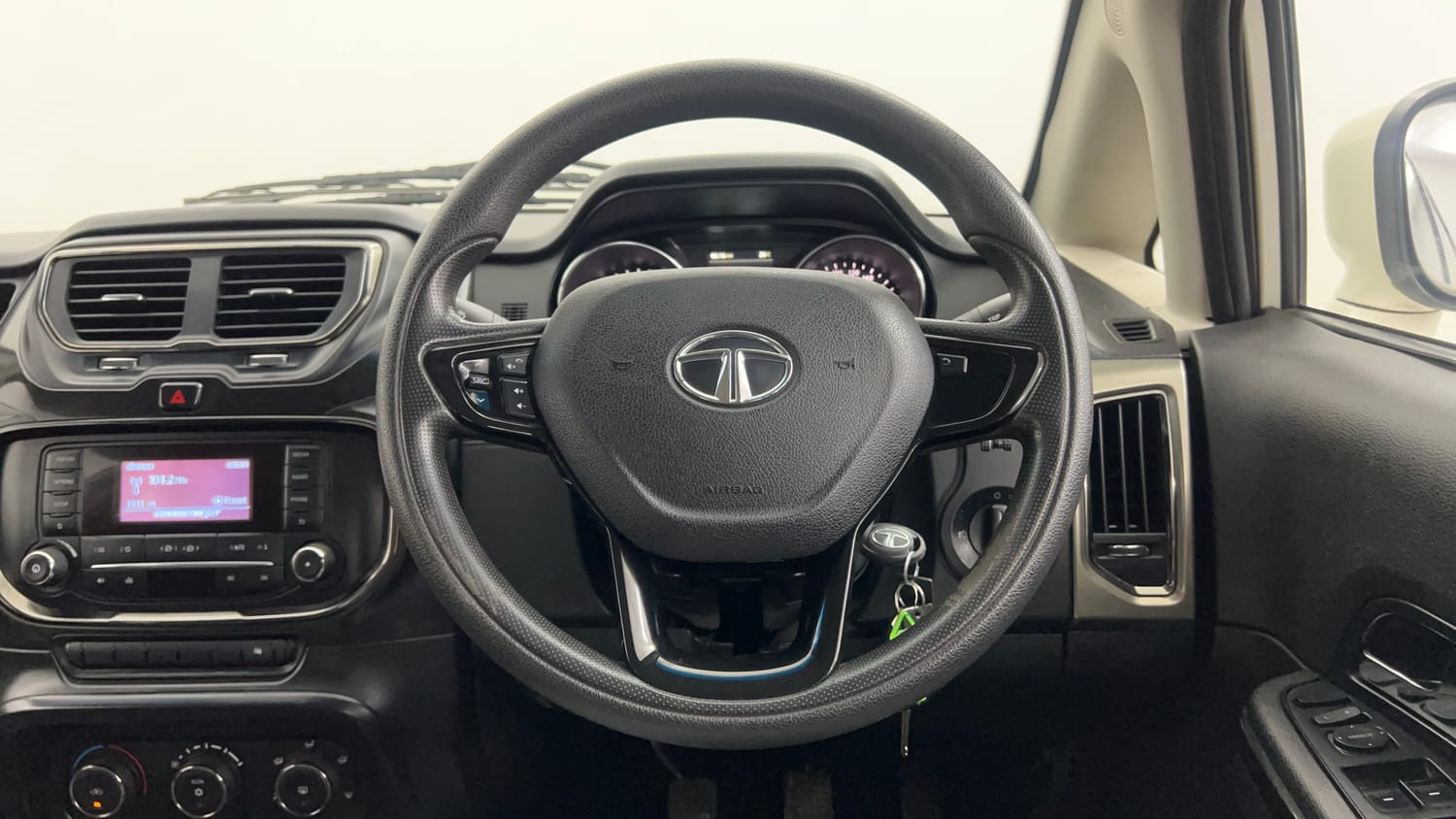 Used 2018 Tata Hexa XE 4x2 7 STR Diesel Manual interior STEERING VIEW