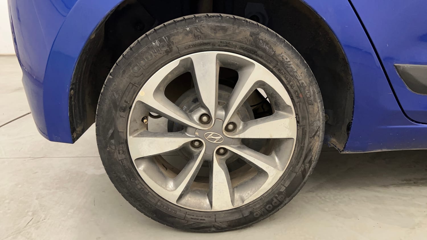 Used 2015 Hyundai Elite i20 Asta 1.2 Petrol Manual tyres RIGHT REAR TYRE RIM VIEW