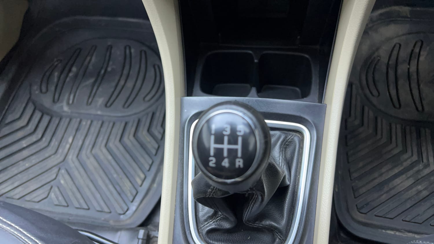 Used 2017 Maruti Suzuki Ciaz Zeta 1.3 Hybrid Diesel Manual interior GEAR  KNOB VIEW