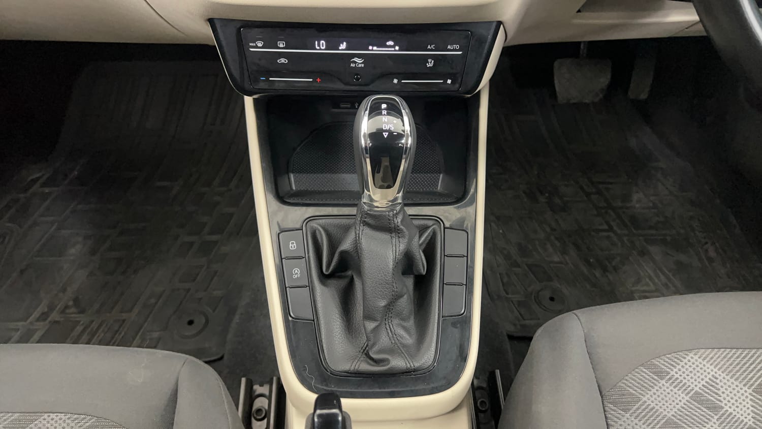 Used 2024 Skoda Slavia Ambition 1.0L TSI AT Petrol Automatic interior GEAR  KNOB VIEW
