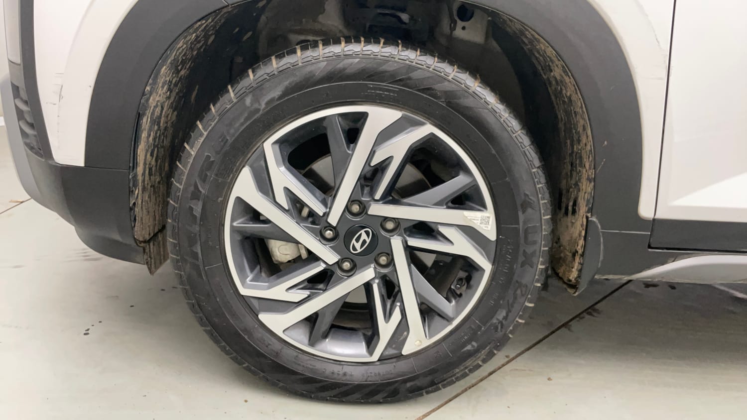 Used 2025 Hyundai Creta 1.5 MPi Petrol MT SX(O) Petrol Manual tyres LEFT FRONT TYRE RIM VIEW