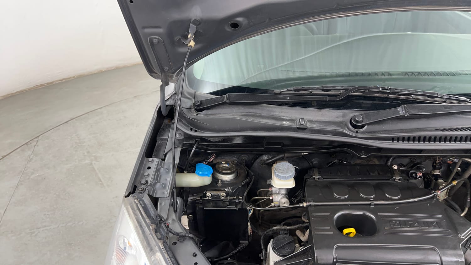 Used 2014 Maruti Suzuki Wagon R LXI CNG Cng Manual engine ENGINE RIGHT SIDE HINGE & APRON VIEW