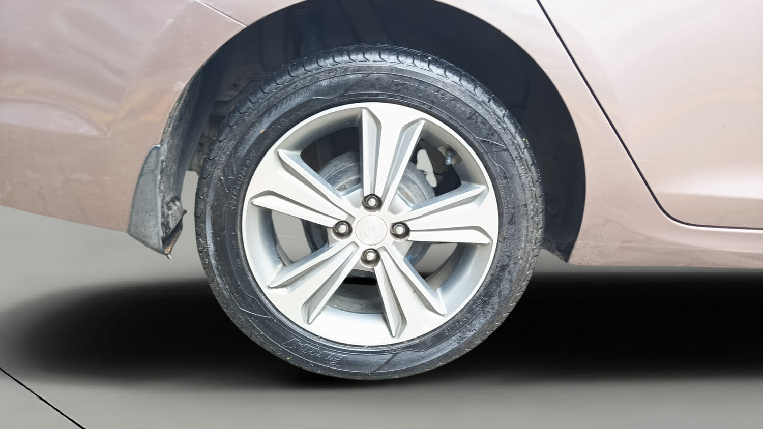 Used 2018 Hyundai Verna SX (O)1.6 VTVT Petrol Manual tyres RIGHT REAR TYRE RIM VIEW