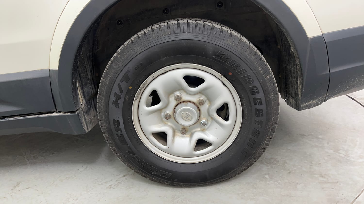Used 2018 Tata Hexa XE 4x2 7 STR Diesel Manual tyres LEFT REAR TYRE RIM VIEW