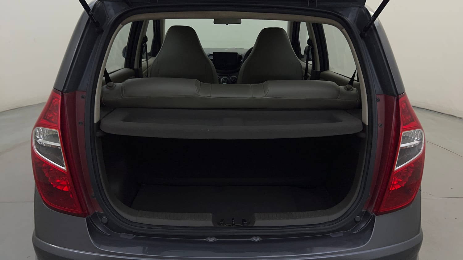 Used 2011 Hyundai i10 Magna 1.2 Kappa2 Petrol Manual interior DICKY INSIDE VIEW